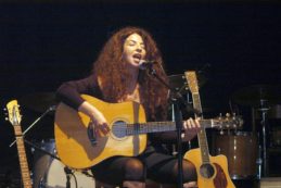 Copertina di Con un piede nel passato e lo sguardo nel futuro: le donne del folk che hanno fatto la musica