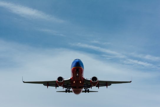 Copertina di Costo ambientale degli aerei: il Covid ha azzerato i voli, ma presto si tornerà a inquinare