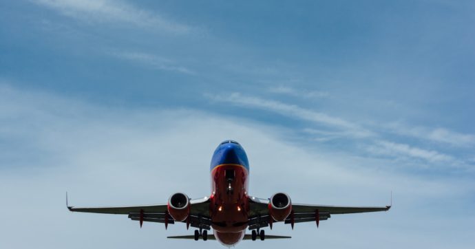 Copertina di Costo ambientale degli aerei: il Covid ha azzerato i voli, ma presto si tornerà a inquinare
