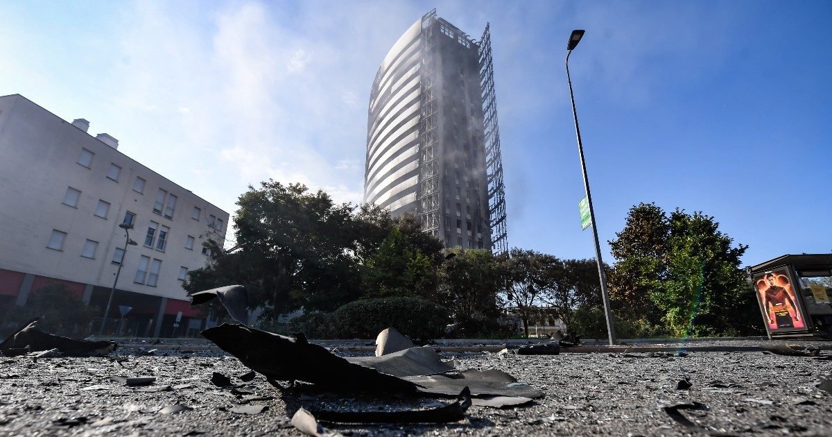Palazzo in fiamme a Milano, in mano ai pm i registri di manutenzione dell’edificio. L’obbligo di “pannelli ignifughi” dal 2019 e le “criticità” del sistema antincendio: tutti i dubbi sul rogo