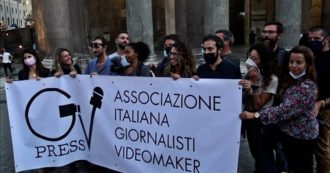 Copertina di Videomaker aggredito dai no green pass, sit-in di giornalisti a Roma: “Ennesima violenza, fermare escalation sempre più pericolosa”
