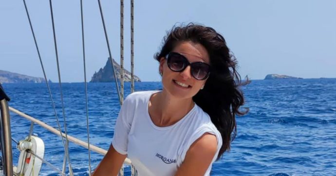 Copertina di Barca ormeggiata a fuoco, 29enne resta asfissiata
