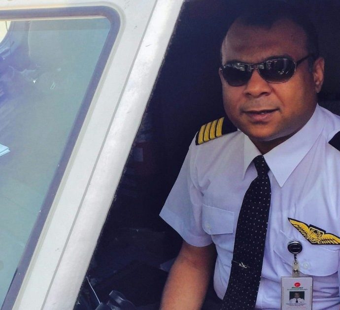 Pilota ha un arresto cardiaco durante il volo: atterraggio di emergenza per l’aereo, poi muore