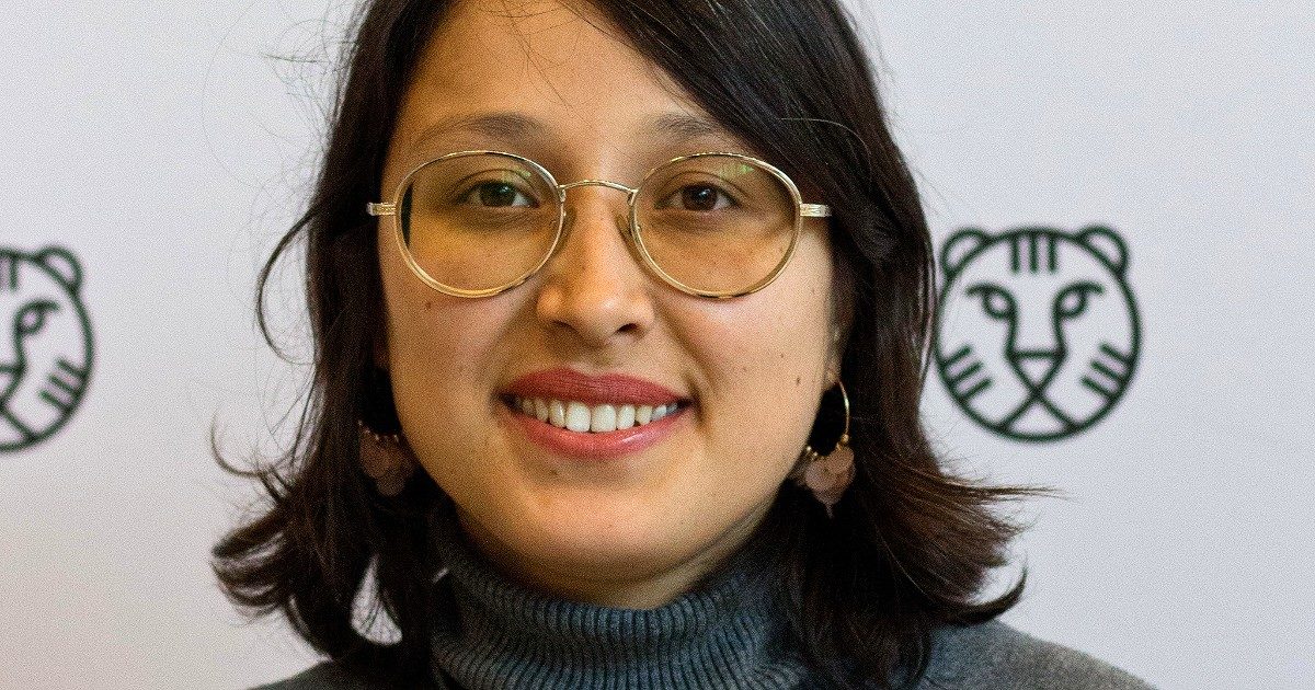 La regista Shahrbanoo Sadat racconta le sue 100 ore allo scalo di Kabul: “Ammassati senza cibo e acqua, intorno a noi sparatorie e cadaveri”