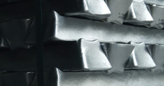 Copertina di Alluminio sui massimi da 10 anni, previsti ulteriori rialzi nei prossimi mesi. Incognita materie prime sulla ripresa