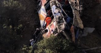 Copertina di Perù, autobus precipita per 200 metri in burrone: 32 vittime e 22 feriti