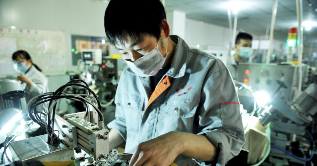 Crisi di manodopera? Perfino in Cina. Sempre più giovani “mollano” la fabbrica. E gli imprenditori cominciano ad aumentare le paghe