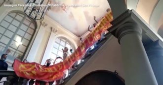 Copertina di Firenze, protesta a sorpresa dei lavoratori Gkn: gli operai entrano in Regione Toscana intonando cori e suonando tamburi – Video