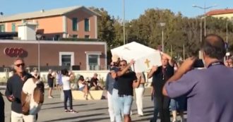 Copertina di Livorno, corteo no-vax contro il green pass e il ministro Speranza. Inscenano un finto funerale: “Morta la democrazia”