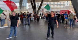Copertina di Da Napoli a Torino, le iniziative contro il green pass sono deserte: alle stazioni ci sono più giornalisti che manifestanti – Il video
