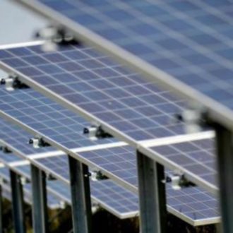 Copertina di L’Italia paga l’opposizione alle rinnovabili, mentre la Cina (con carbone e petrolio) vola sulle energie pulite