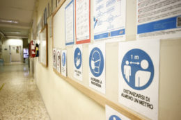 Copertina di Scuola, i no green pass sono un caso nella provincia di Bolzano: il 20% degli insegnanti non è vaccinato e 50 rifiutano pure il tampone