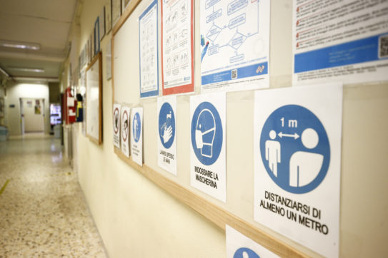 Scuola, i no green pass sono un caso nella provincia di Bolzano: il 20% degli insegnanti non è vaccinato e 50 rifiutano pure il tampone