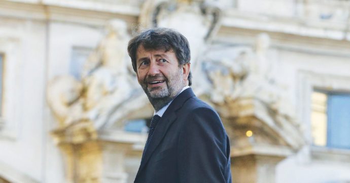 Lui cade sempre in piedi: aspetta che cambi il vento