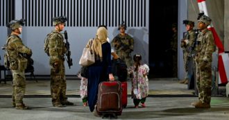 Copertina di Biden volta pagina: “Ora una nuova era”. Ma resta da solo