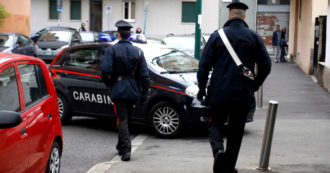 Copertina di Arezzo, vandali devastano l’auto di un avvocato del Casentino: aiutava i figli dei genitori No Vax a farsi vaccinare