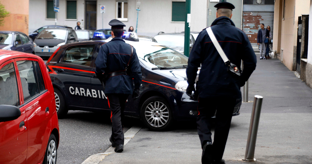 Milano, due donne aggredite per strada con un martello frangivetri a Garbagnate Milanese