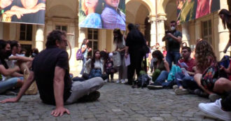 Copertina di Green pass, il candidato sindaco di Torino Mattei occupa l’Università con un gruppo di studenti: “È discriminatorio, serve un’altra soluzione” – Video