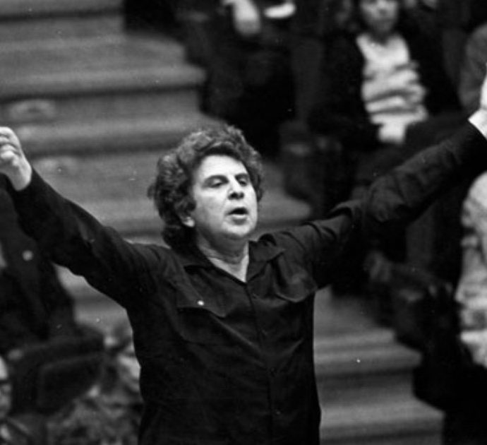 Morto Mikis Theodorakis, addio al celebre compositore greco famoso per la colonna sonora di “Zorba il greco”: una voce per la libertà e la democrazia