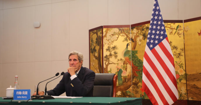 Clima, l’inviato Usa Kerry alla Cina: “Basta centrali a carbone. Annullano gli sforzi contro il surriscaldamento globale”