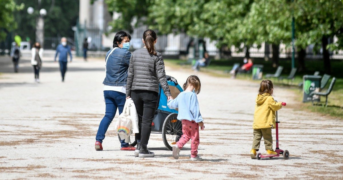 Reddito di cittadinanza, le storie delle madri sole: “Non ho assegno di mantenimento, senza quei soldi non ce la faccio”. “Ho fatto le pulizie e lavorato in Amazon, ma con 2 figli non stavo dietro ai turni”