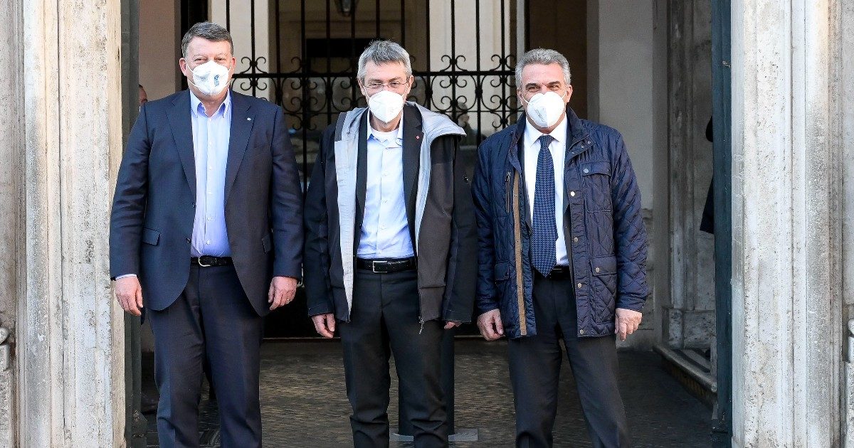 Taglio Irpef, sindacati contro governo: “Non dà priorità ai redditi bassi. A chi guadagna 100mila euro stessi vantaggi di chi ne prende 25mila”