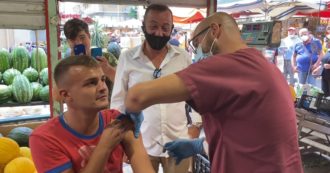 Copertina di Palermo, al mercato di Ballarò i medici vanno di bancarella in bancarella per vaccinare: gli ambulanti reagiscono così – Video