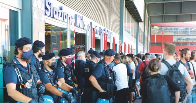 Copertina di Polizia, giornalisti e quasi zero No pass. L’“assalto al treno” è un flop mediatico