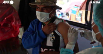 Copertina di Bolivia, tifosi ricevono il vaccino prima di entrare allo stadio: la dose di J&J per assistere alla partita contro la Colombia