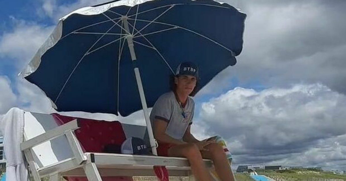 Bagnino di 19 anni muore colpito da un fulmine in spiaggia: “Era quasi come se fosse esplosa una bomba”