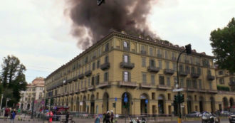 Torino, in fiamme un palazzo di fronte alla stazione di Porta Nuova: la colonna di fumo visibile in tutta la città – Video