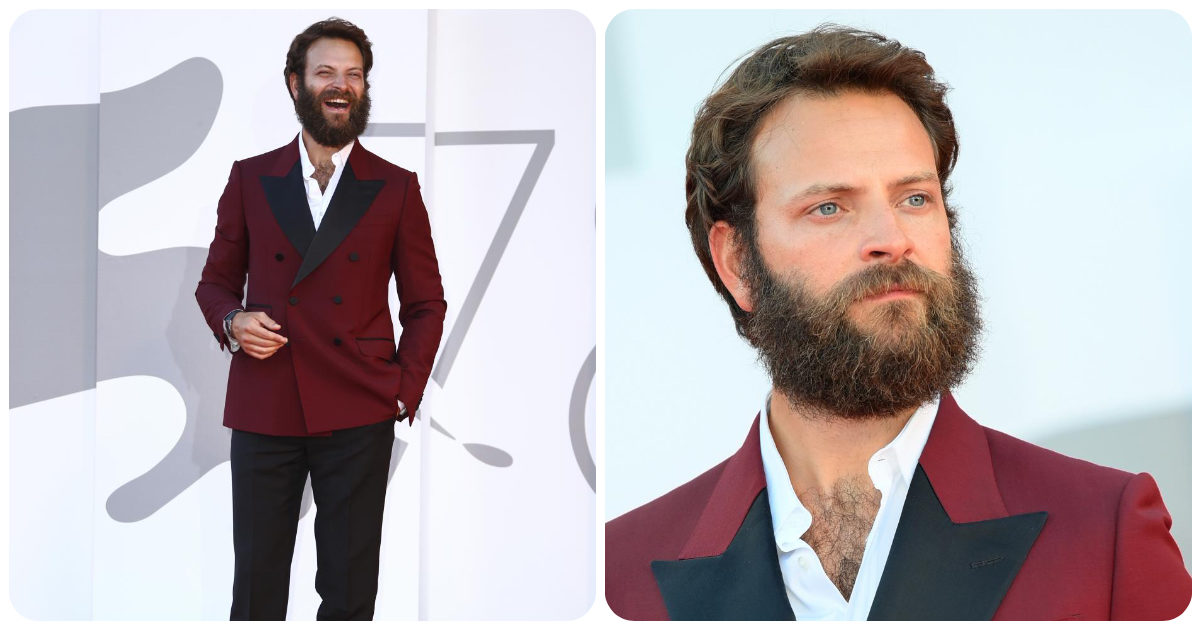 Mostra del Cinema di Venezia, Alessandro Borghi spiazza tutti con il nuovo look sul red carpet. I fan ironici: “Interpreterà Garibaldi?”