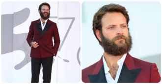 Copertina di Mostra del Cinema di Venezia, Alessandro Borghi spiazza tutti con il nuovo look sul red carpet. I fan ironici: “Interpreterà Garibaldi?”
