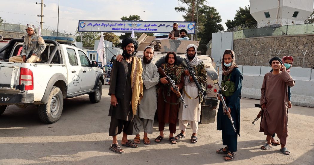 Afghanistan, Isis: ‘Attentatore Kabul era stato liberato da una prigione’. Borrell: ‘Lavoriamo per una presenza Ue a Kabul per le evacuazioni’