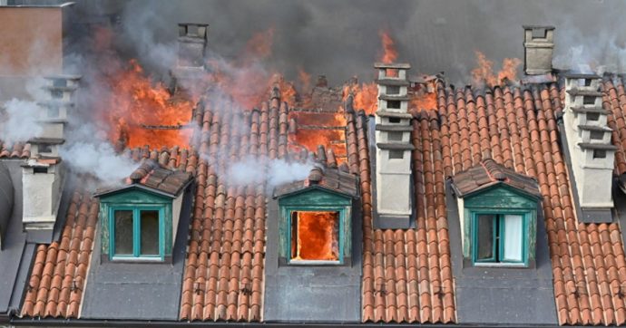 Torino, incendio in un palazzo del centro città: un centinaio di evacuati e 5 feriti. “Esplose anche alcune bombole gas”