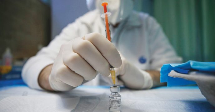 “ La terza dose anche in Italia: subito i fragili già questo mese”