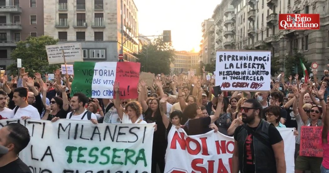Manifestazione dei “no green pass” a Milano: circa mille persone sfilano per le vie del centro al grido di “non sono vaccini, ma sieri assassini”