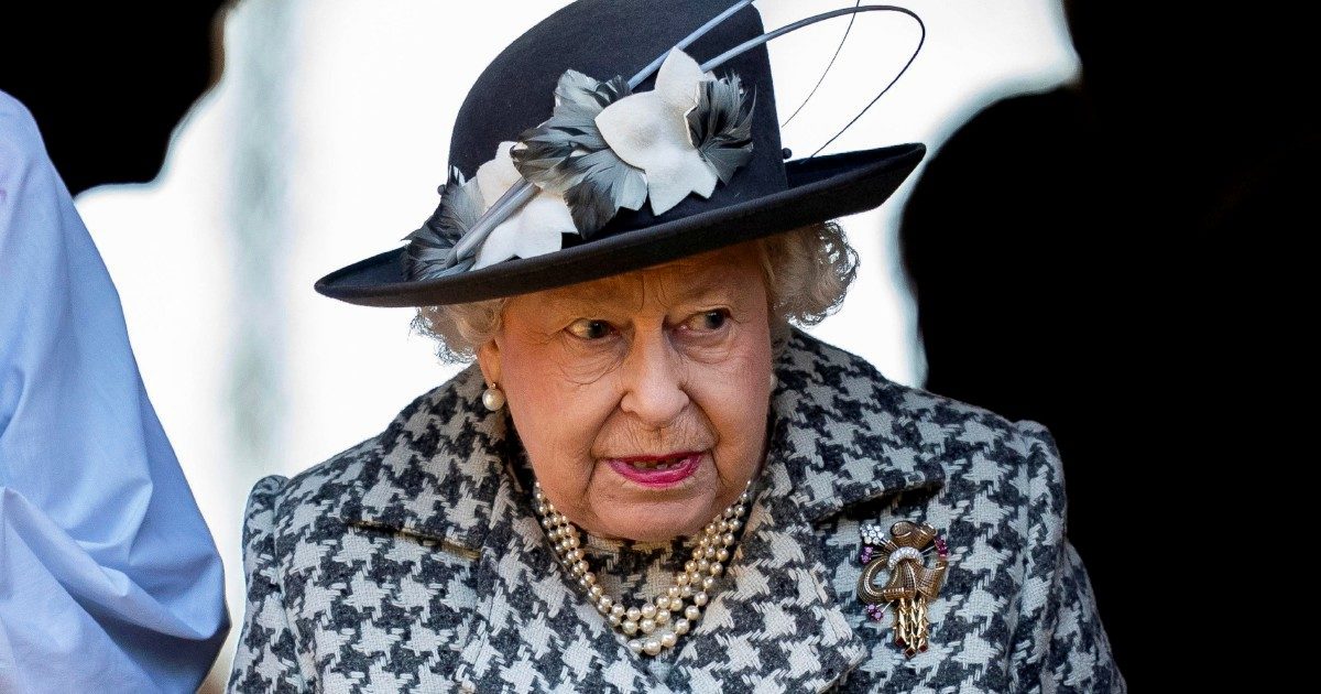 Regina Elisabetta ha trascorso la notte di giovedì in ospedale per “sottoporsi a indagini mediche”: l’annuncio di Buckingham Palace