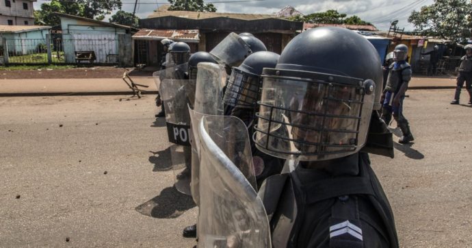 Guinea, tentato colpo di stato. I golpisti: “Catturato il presidente e sciolta Costituzione” ma la Difesa smentisce: respinti assalitori