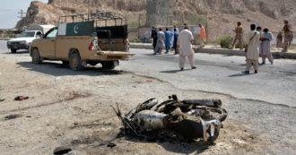 Copertina di Afghanistan, Talebani pakistani rivendicano un attentato-bomba in Belucistan: quattro morti. Poliziotta incinta uccisa a Firozkoh