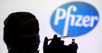 Copertina di Covid, la Fda vota contro la terza dose di vaccino negli Usa sotto i 65 anni. “Forniti pochi dati da Pfizer sulla sicurezza”