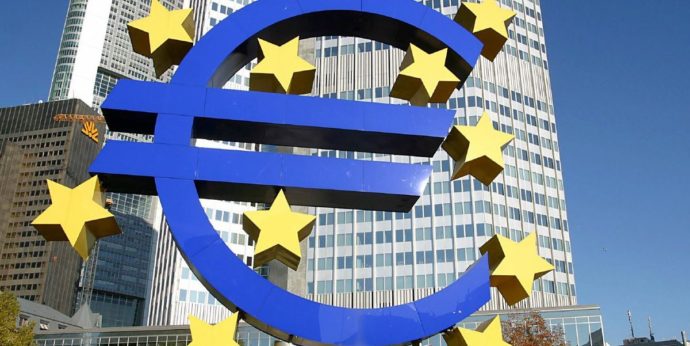 Copertina di Rischi. Giovedì si riunisce la Bce: i falchi premono, ma è importante non ripetere gli errori di 10 anni fa