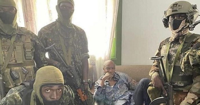 Guinea, i golpisti: “Coprifuoco fino a nuovo ordine, governatori sostituiti con i militari”. I prezzi dell’alluminio si impennano