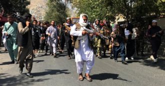 Copertina di Afghanistan, attacco bomba contro Talebani a Jalalabad: 3 morti e 21 feriti. Il Pentagono ammette: “Solo civili uccisi nel raid con drone”