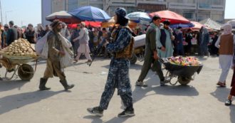 Copertina di Afghanistan, manifestazioni a Kabul contro il Pakistan: i Talebani aprono il fuoco. Sassoli: “Serve un corridoio umanitario per il Panshir”