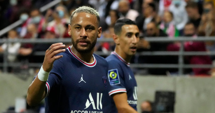 Neymar, nel contratto con il Psg spunta il “bonus etico”: 6 milioni di euro all’anno per salutare i tifosi