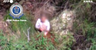 Copertina di Australia, bambino di tre anni disperso in un bosco ritrovato dopo giorni di ricerche: il momento del salvataggio – Video