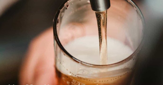 Copertina di “Anche Mosè beveva birra, è citata venti volte nella Bibbia”: la scoperta nel nuovo studio