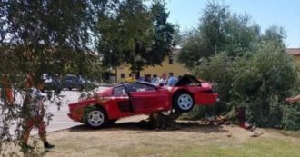 Copertina di 70enne vuole fare video mentre sgomma con la Ferrari: l’auto da 135mila euro finisce contro un ulivo