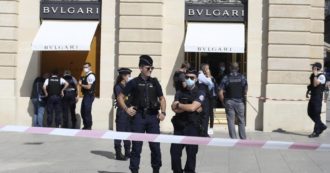 Copertina di Rapina da film nella gioielleria Bulgari di Place Vendome a Parigi: bottino da 10 milioni di euro, sparatoria in strada